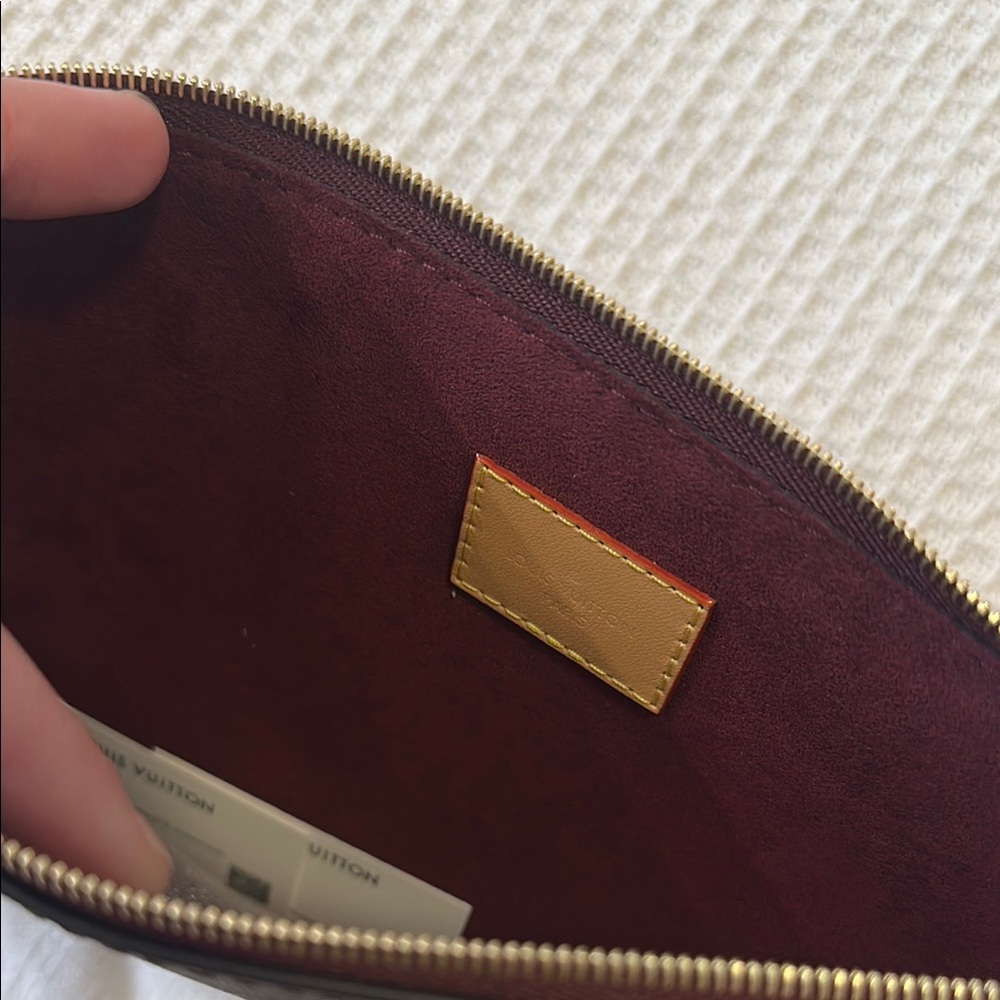 Louis Vuitton Carryall MM Monogram Pouch Wrislet - Picture 4 of 8